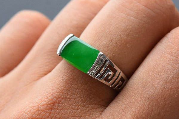 男人可以戴翡翠戒指吗?不同的手指戴有不同的含义