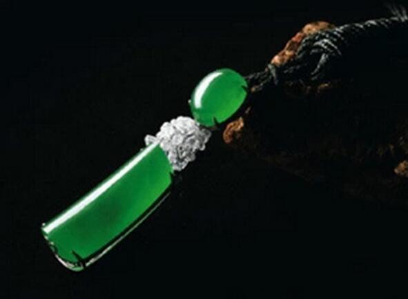 两只天然翡翠手镯，都是绿色玻璃种，为啥价格相差1000万？
