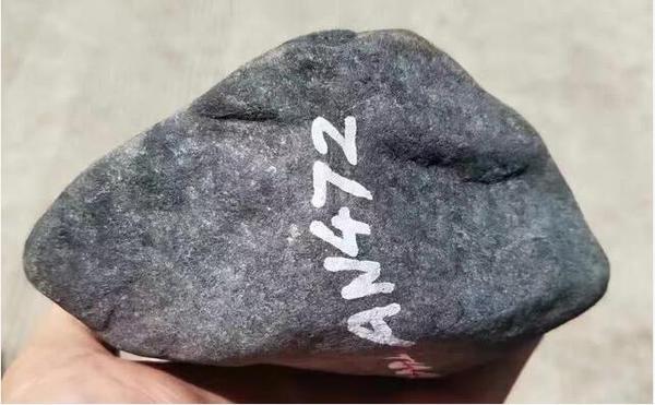 可惜!上好的莫西沙翡翠原石,居然被拿去雕成了它