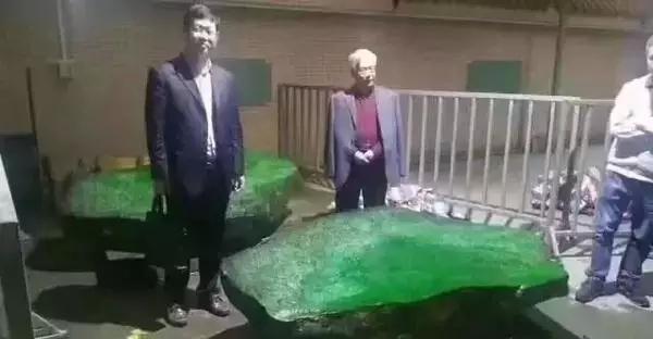 3吨重的翡翠原石,一刀切出满色帝王绿,取出几百条手镯!