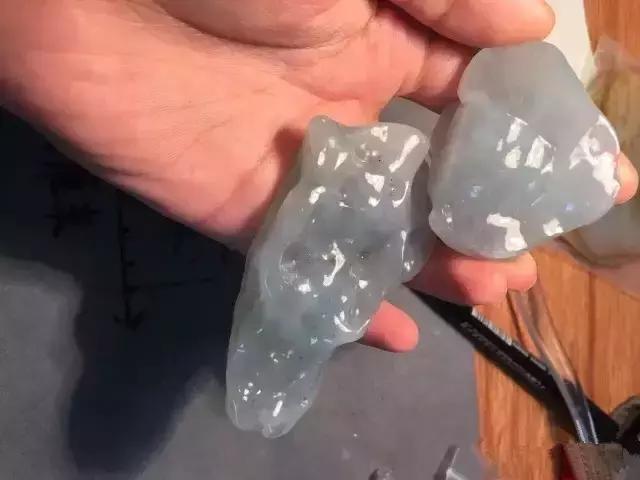 两块翡翠原石雕刻冰种挂件过程!