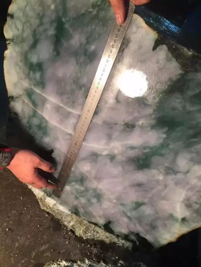 直播冰糯种大块头半明料切出很多支冰种飘绿花翡翠手镯过程!
