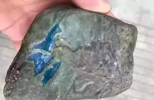 货主4万元买翡翠原石,一刀下去惊呆了,居然是罕见的极品蓝水翡翠!