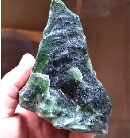 上百万买的高冰帝王绿翡翠原石,竟然只值几百块?