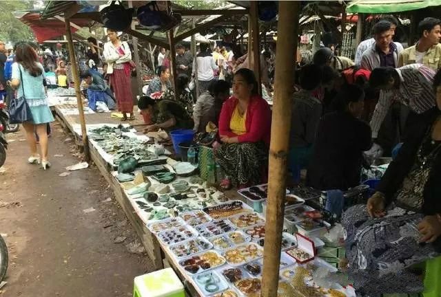走进缅甸最大翡翠市场,交易就像市场买菜一样