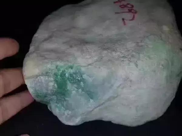 4.3公斤翡翠原石,切出12条阳绿翡翠手镯,那尖叫声……太炸了!