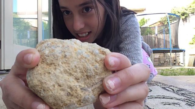 女孩发现一块奇怪"石头",砸开一看,顿时愣住了!翡翠不能暴力