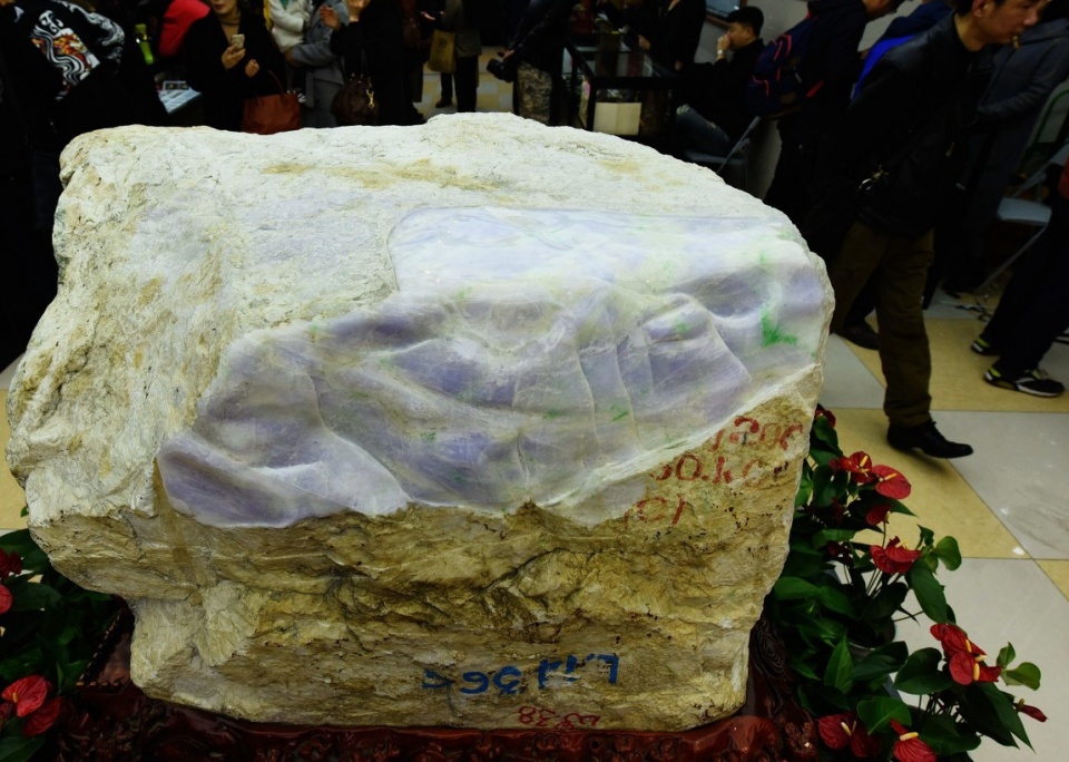 1.5吨翡翠原石,运输途中被磕破皮,估价1000万跌了5倍