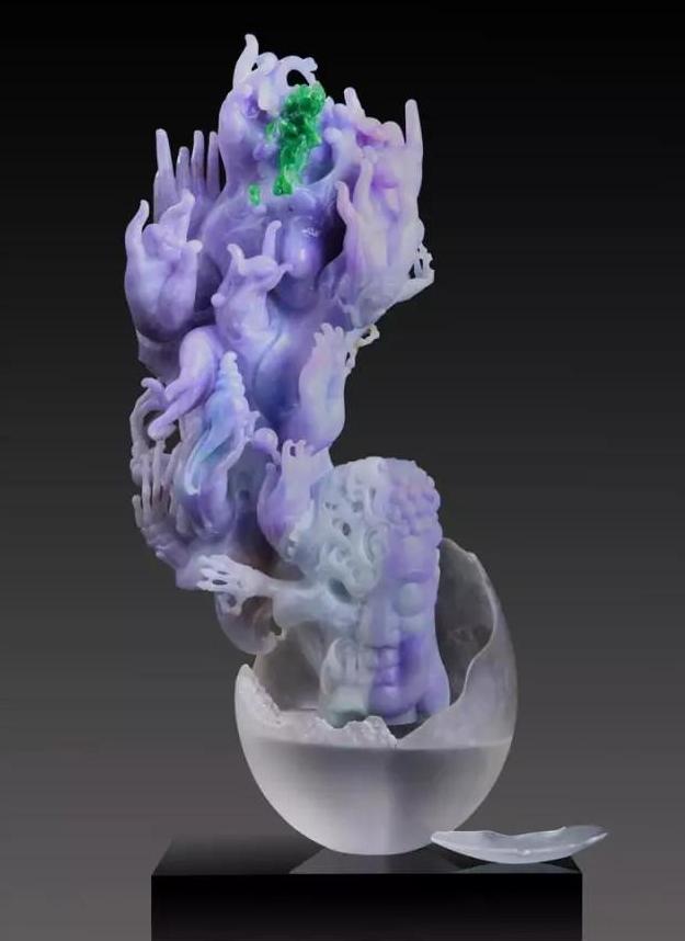 这样一块紫罗兰翡翠料,却雕成了这种鬼样子,还卖了500多万!