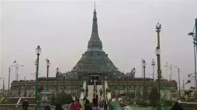 缅甸耗资100亿盖了一座翡翠佛塔, 震惊世界!