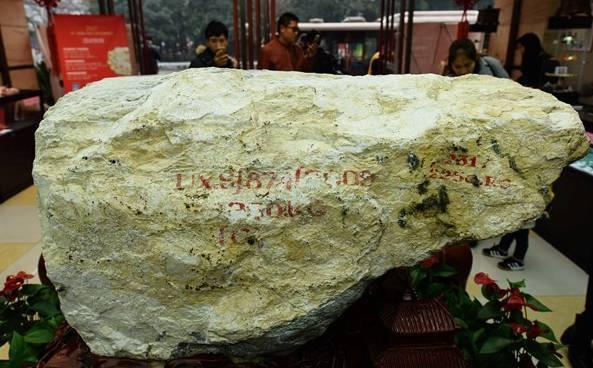 秘1.5吨巨型紫罗兰翡翠原石现身,开出价值千万的翡翠惊艳四座!