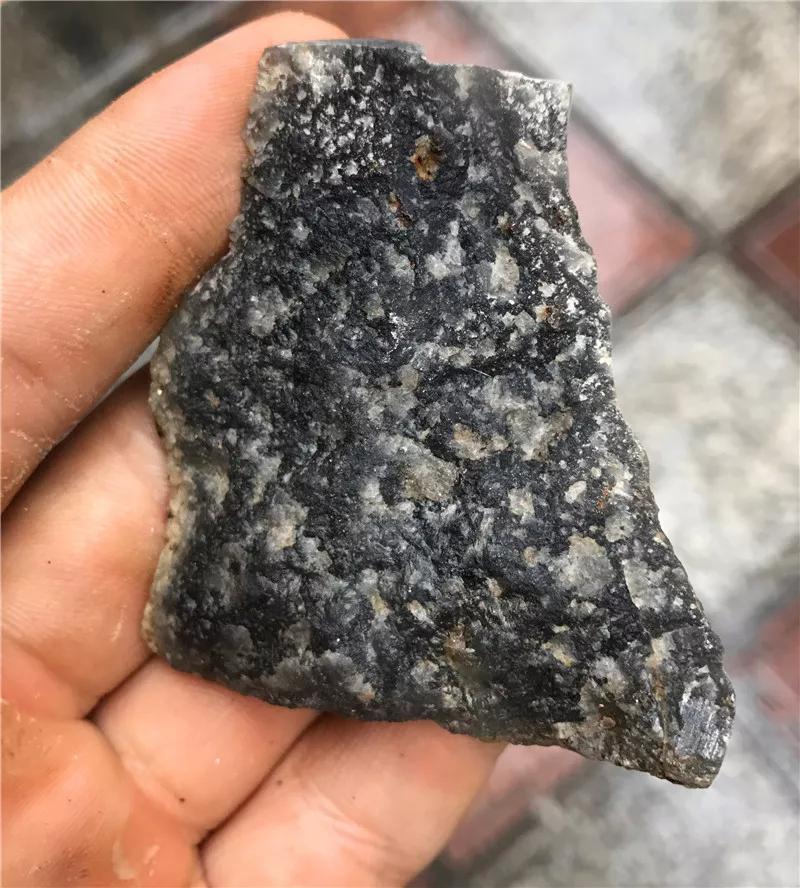 腾冲加工厂捡到的翡翠原石,发现是一块乌鸡种,起货后是涨是赔?