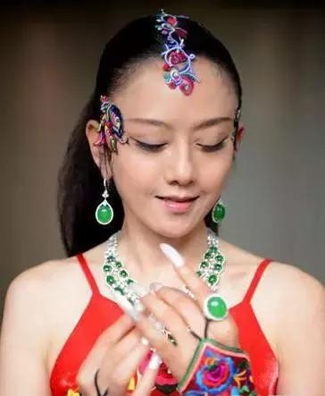 鉴赏"孔雀女神"杨丽萍的私藏翡翠,简直太美了