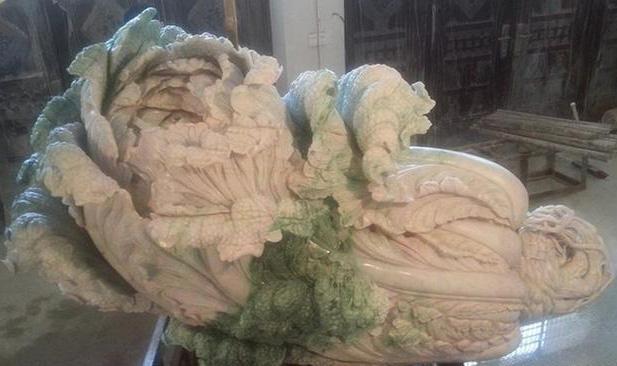 十多位雕刻师花了四年,把一块十多吨的料子,加工成了史上最大的翡翠白菜!