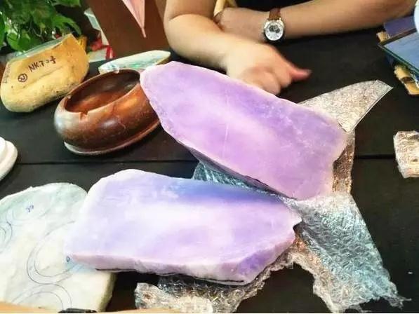 我朋友十多万买回的翡翠原石,开出了二百多万的紫罗兰翡翠镯子!