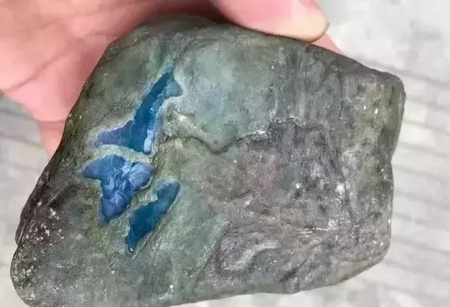 3万块的翡翠原石开出极品蓝水料,何其幸运!