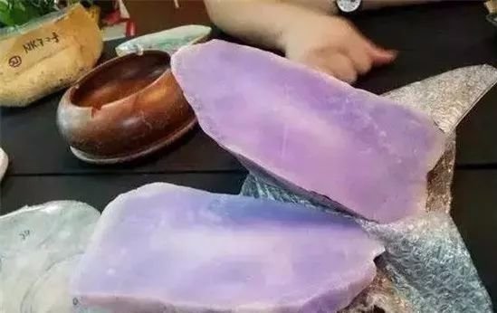 十多万买的莫西沙白皮赌石,竟切出难得一见的冰紫罗兰翡翠!
