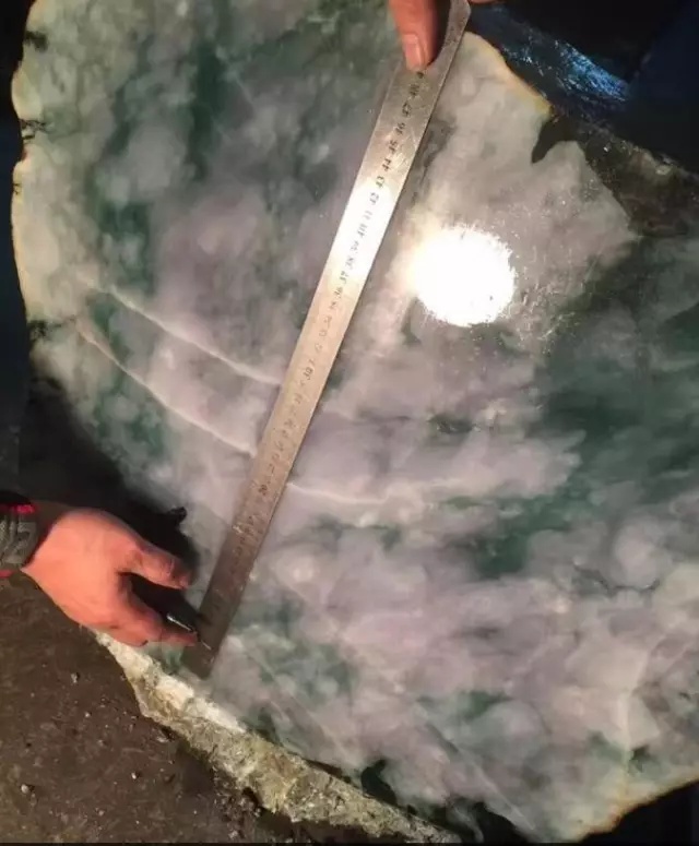 58公斤重的翡翠原石开出60条手镯,我也是第一次见!