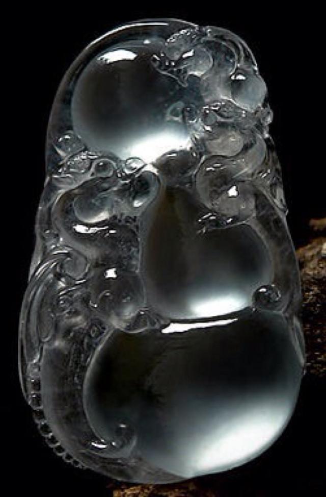 玻璃种是翡翠中的高端品种之一,冰透润泽,一起来鉴赏玻璃种翡翠