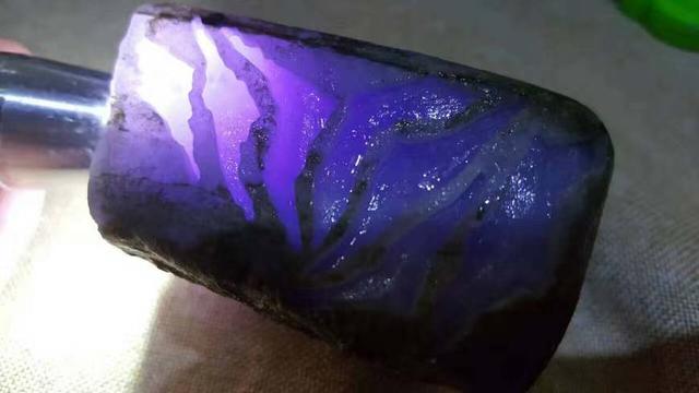 翡翠界的绝世极品,难得一见的紫罗兰原石,帝王之色惊艳四方