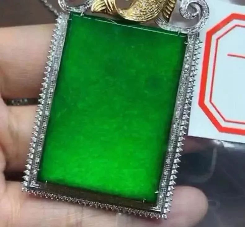 刚买的帝王绿翡翠戒指,正在炫耀却"嘎嘣"一下断了!