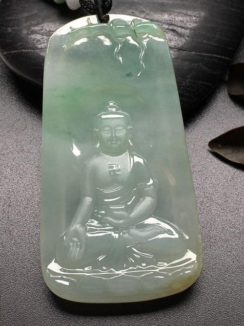 翡翠雕刻中的神佛人物作品，我们应该怎么去鉴赏？牢记这4个要点