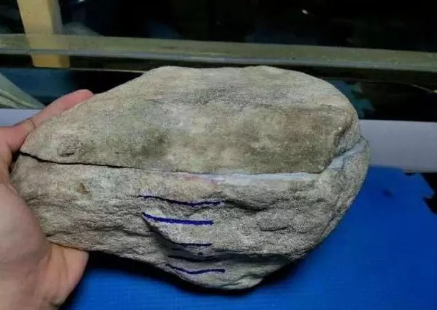 5公斤的翡翠原石,一刀切出玻璃种,看到成品老板躲到被窝大哭