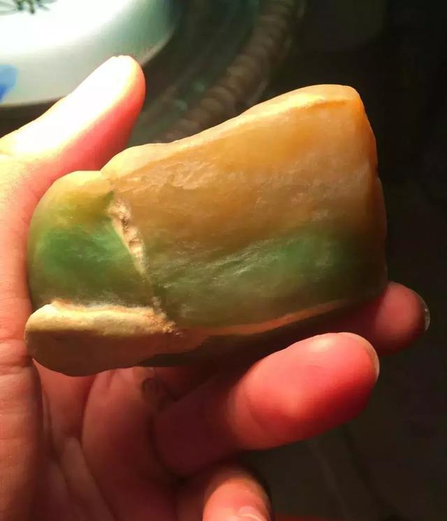 被裂痕包裹着的黄加绿翡翠原石,在玉雕师的创造下起死回生!