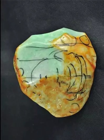 价值四万元的翡翠原石,竟被玉雕师设计成了极品