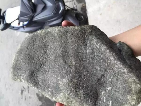 高中同学给我的一块石头,一刀切下去相当于切断了多年的同学关系