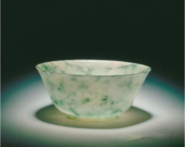 乾隆时期的翡翠碗,现代人再也复制不出来的工艺