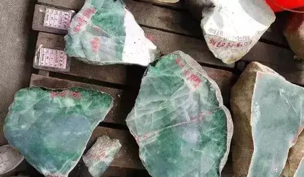 缅甸卖给中国人的天价翡翠赌石,都做成了什么?