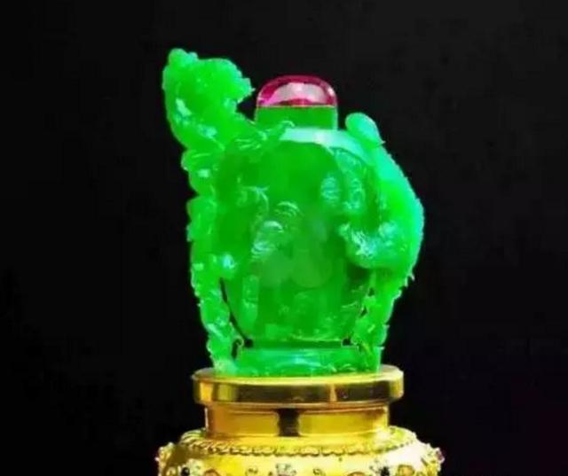 极品翡翠冰阳绿鼻烟壶,看师傅是怎样雕刻出来的