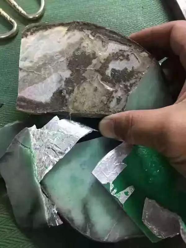 300万买来的满绿翡翠赌石,雕刻师傅一锤就没色了.........