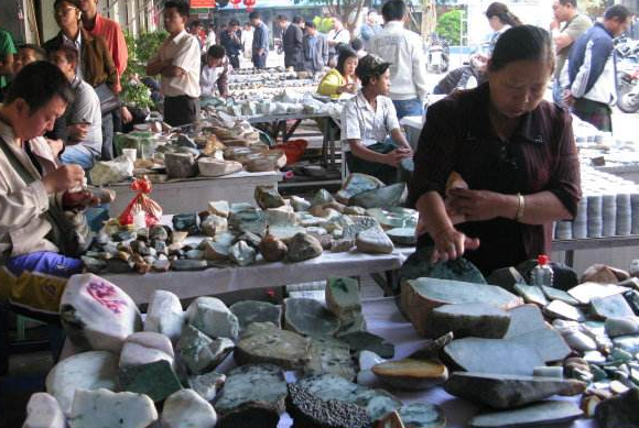 中缅边境的瑞丽的翡翠交易情况怎样?探访世界上最贵的地摊
