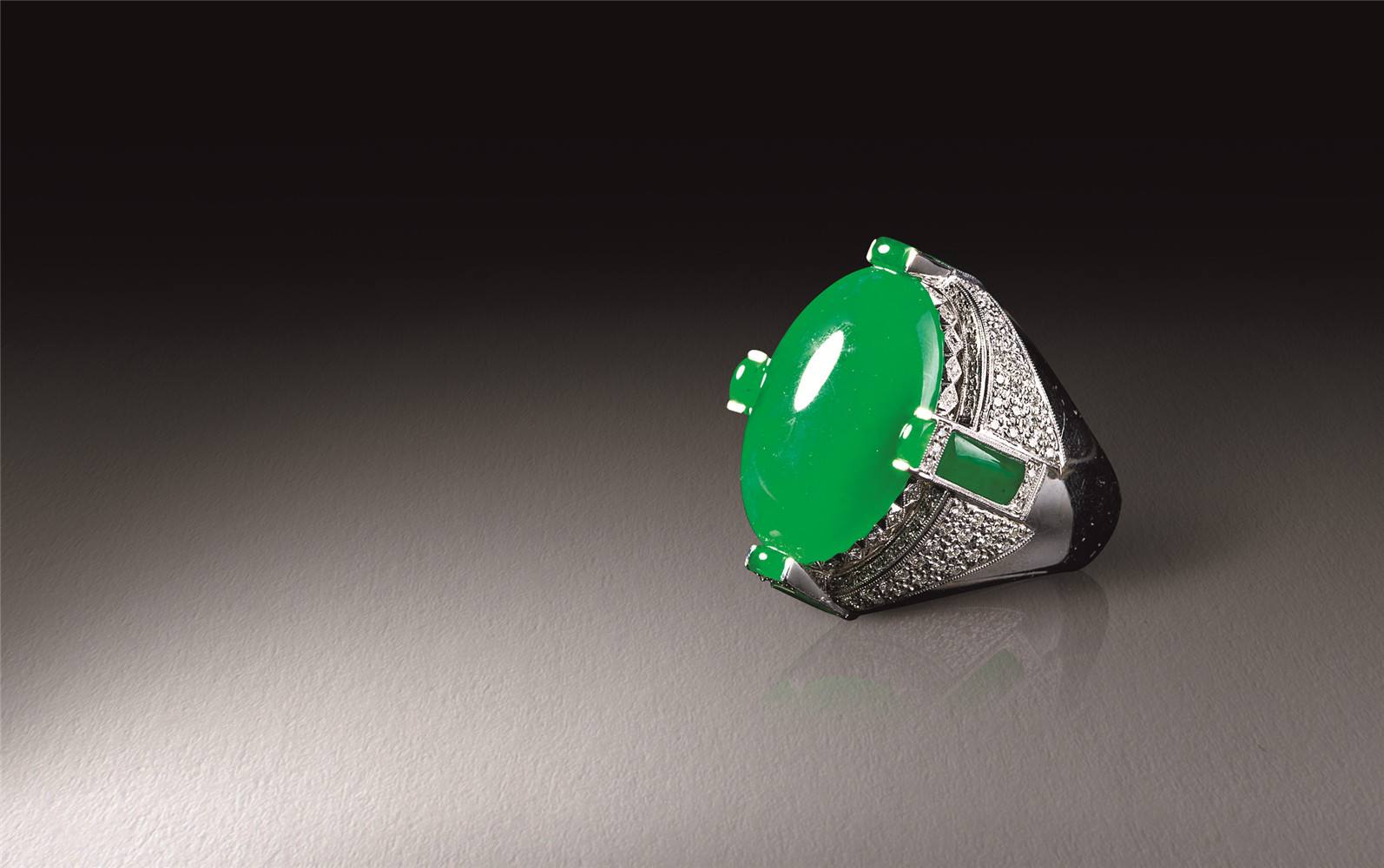 璀璨的翡翠戒指,翡翠界的一份瑰丽在市场上有着一种高档饰品