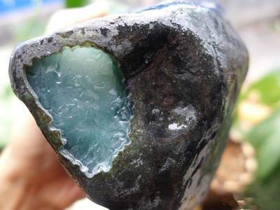 怎么正确的辨别翡翠原石的皮壳  什么是翡翠原石的老橡皮皮壳