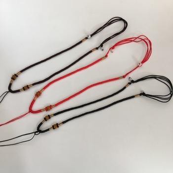 翡翠挂件挂绳怎么打结 没有眼的翡翠吊坠怎么用红绳子挂,要是用银的镶嵌,在拿红绳子挂在脖子上可以么,会不会太难看