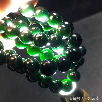 玉出云南——好的墨翠珠子是这样的,108颗打灯全透绿!