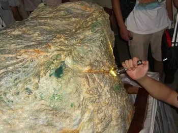 缅甸公盘的"传奇石头",这些天价的翡翠原石可谓是后无来者!
