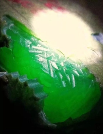 翡翠赌石记,什么样的皮壳底下出高绿,什么样在心理不能有!