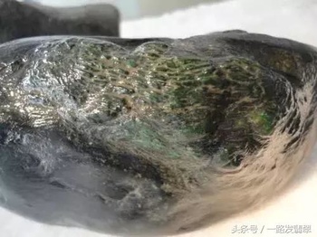 翡翠原石的癣是否会成色 能否喷色癣出高绿呢?