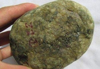 买的翡翠原石怎么区别是活的还是死的  怎么判断玉是死的还是活的?