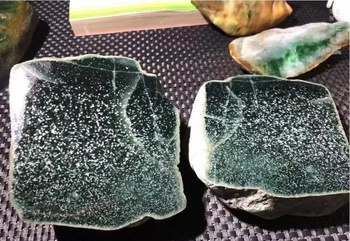 缅甸友人买了浑浊不堪的翡翠原石,经过别出心裁的设计真是!