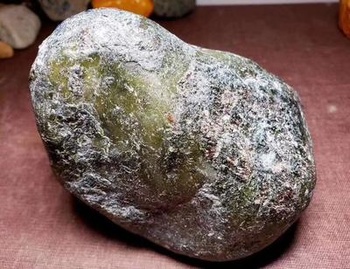 如何看翡翠原石的皮壳  翡翠原石皮的造假怎么区分