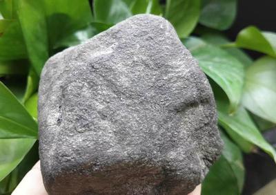 怎么正确的辨别翡翠原石的皮壳  什么是翡翠原石的莹光,刚性