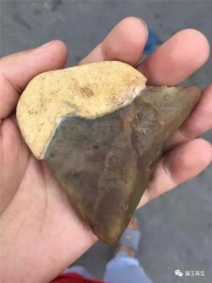 怎么正确的辨别翡翠原石的皮壳  如何辨别翡翠原石的好坏?