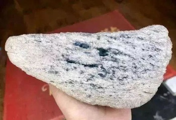 10万拿的翡翠原石切出100万稀有冰蓝挂件