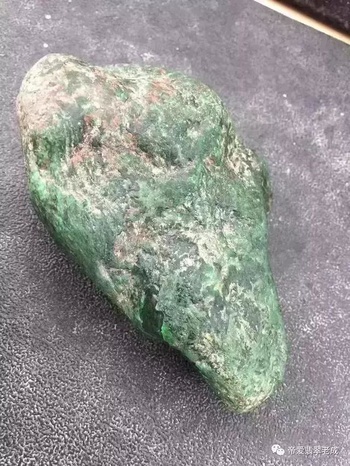 一块会卡翡翠原石,切出冰阳绿翡翠,取料过程,高端成品欣赏