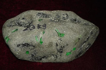 怎么正确的辨别翡翠原石的皮壳  翡翠原石是怎样打磨成玉器的呢?